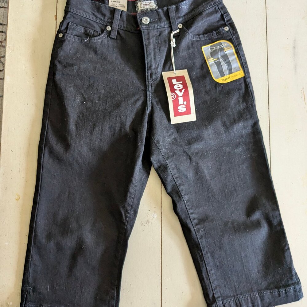 NWT WOMENS LEVI'S PERFECTLY SLIMMING 512 CAPRI -( BLACK) SIZE 8P